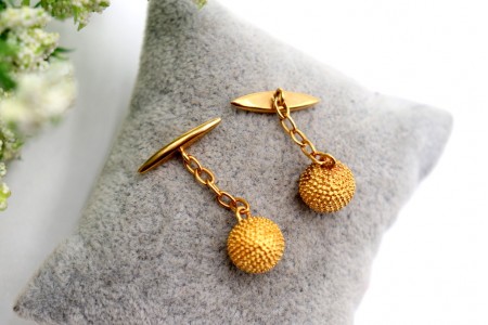 Botões de punho em ouro em forma de bolas com relevos